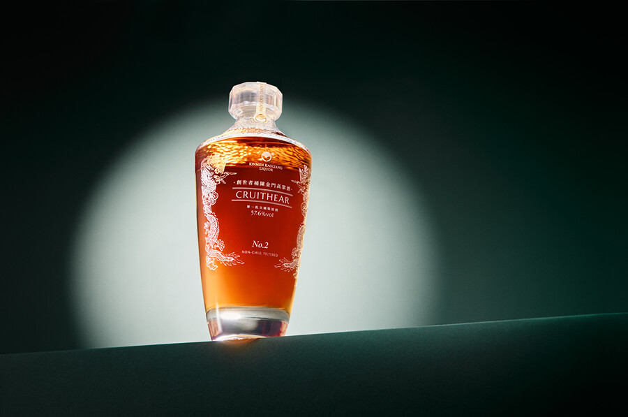 台湾　金門高粱酒　2本　新品　未開封　酒 跨越中式白酒的想像！限量過桶之作「創世者桶陳金門高粱酒No.2」珍稀